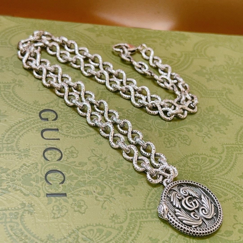 G*u*i necklaces